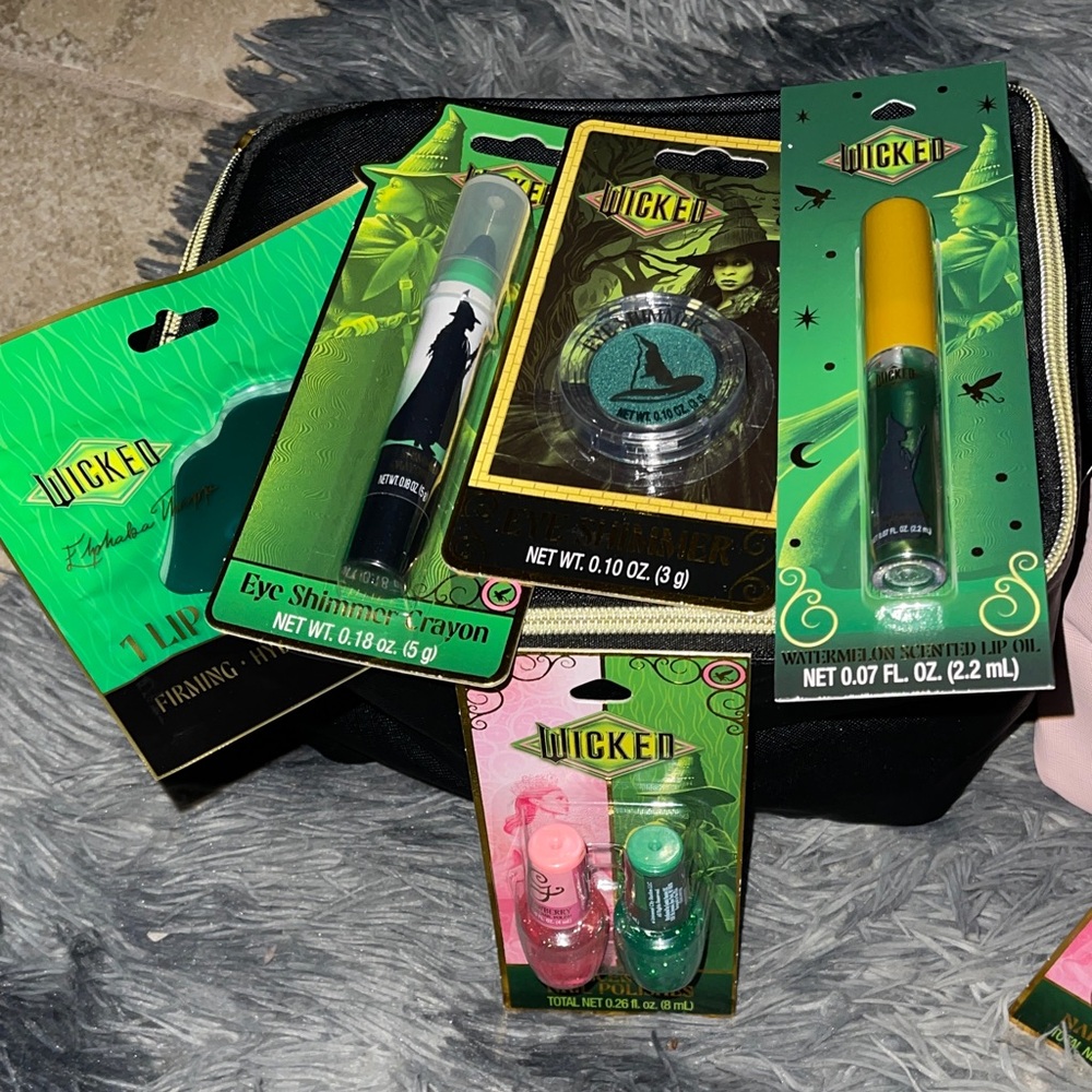 Wicked Makeup Set with Eye Shimmer and Lip Gloss-Green Witch